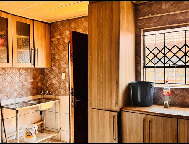 5 BEDROOM HOUSE FOR SALE IN RIVERLEA